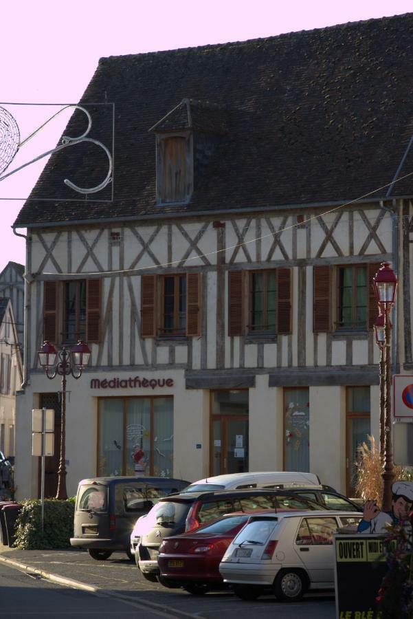 Gite "La Mesangerie" Villa Chateau-Renard Exterior photo